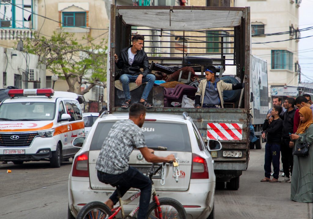 الصليب الأحمر الدولي» يعلن مقتل اثنين من سائقيه وإصابة ثلاثة من موظفيه في السودان…