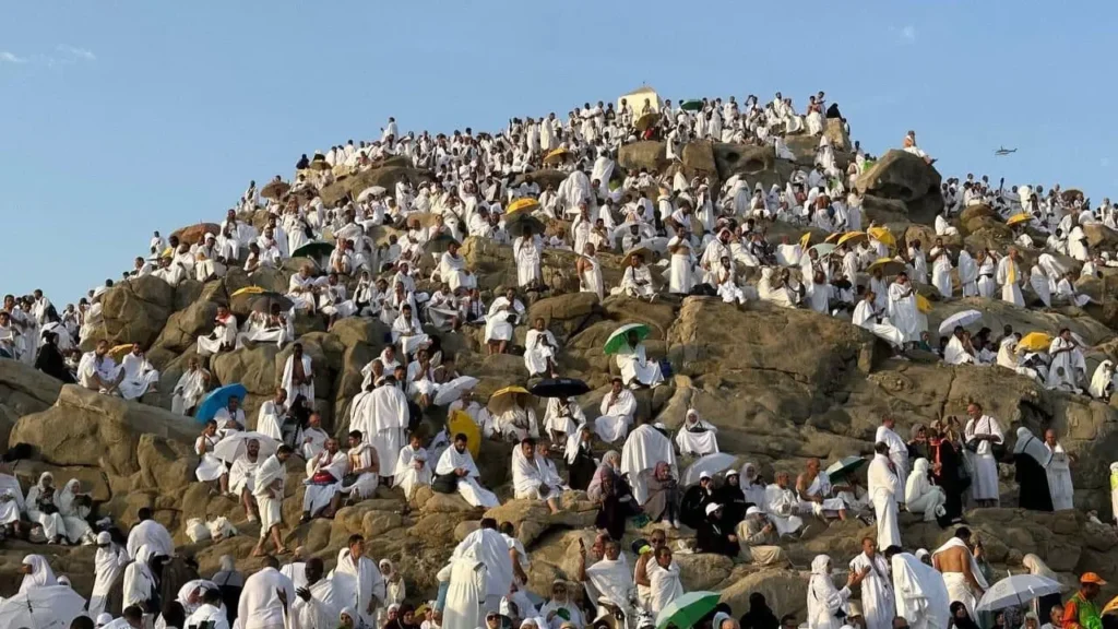 حقيقة وجود أعمال سحر على جبل عرفات ….