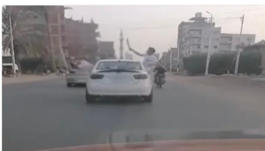 سيارة تتمايل واستعراض بالأسلحة.. فيديو يشغل مصر والسلطات تتدخل