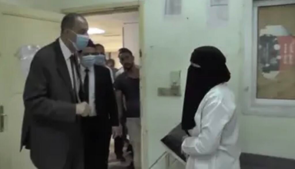مسؤول مصري يعنف طبيبة :معندكيش ضمير