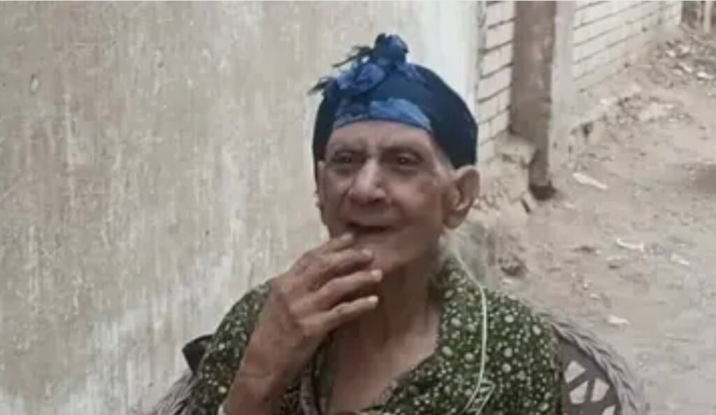 الجنازة تحولت لزفة شعبية .. مسنة مصرية تعود للحياة قبل دفنها