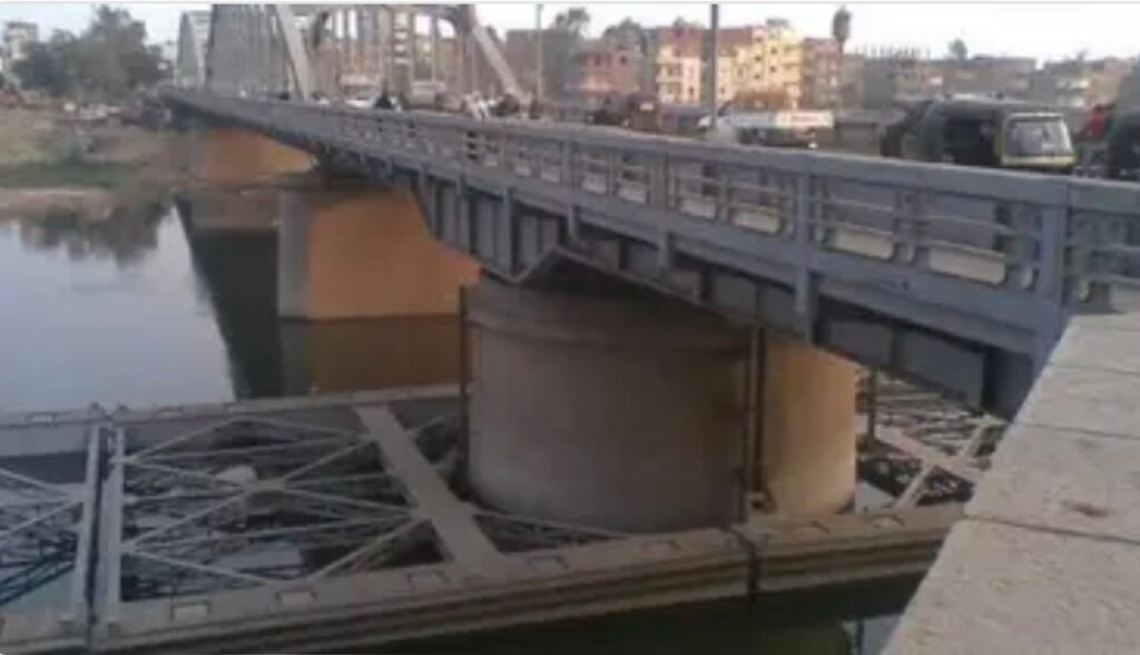 انحراف جسر على النيل في مصر.. سرقة وعوامة والوزارة توضح