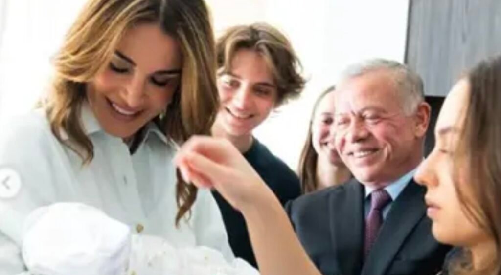 الملكة رانيا تكشف الصور الأولى للأميرة الصغيرة