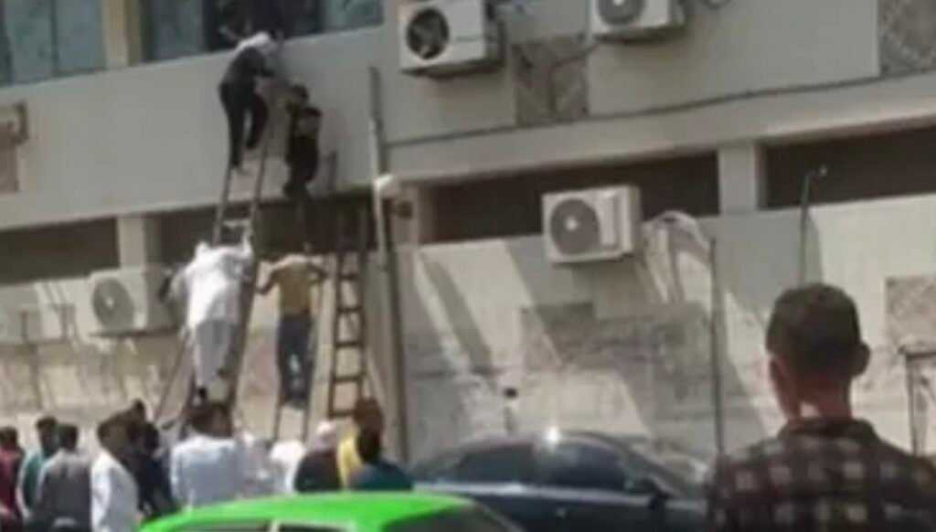 إخلاء المرضى والأطباء من النوافذ.. بالفيديو حريق في مستشفى السادات بمصر