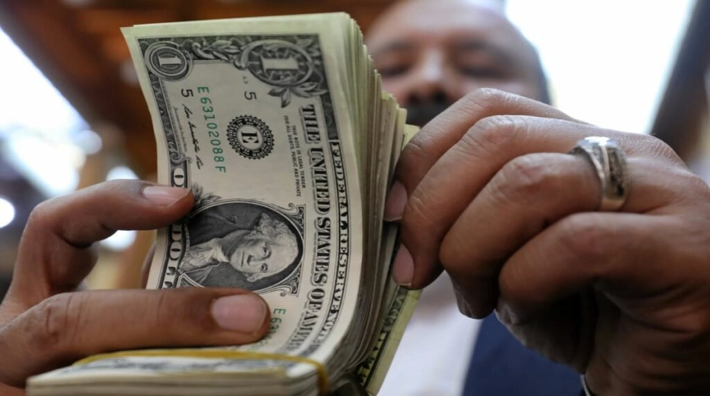من يقود لعبة الدولار أمام الجنيه.. السوق أم البنك المركزي؟…