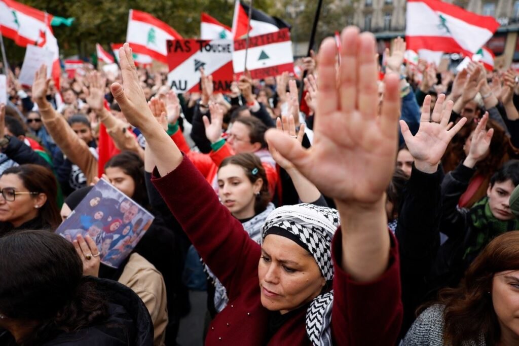 تظاهرة في باريس دعمًا للبنان…