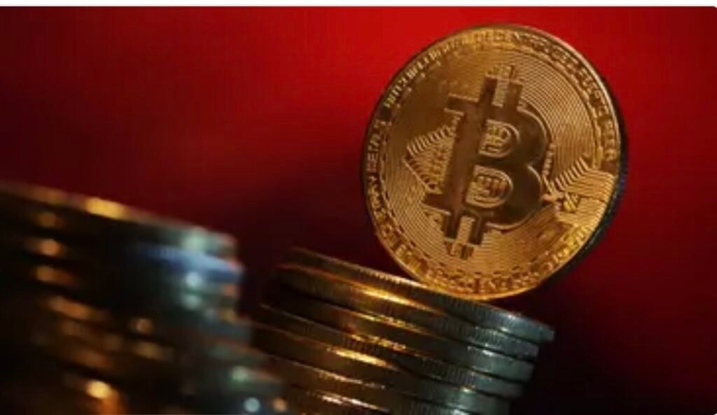 بعد نزولها لـ 54 ألف دولار.. 3 أزمات تحدد مصير “بيتكوين”