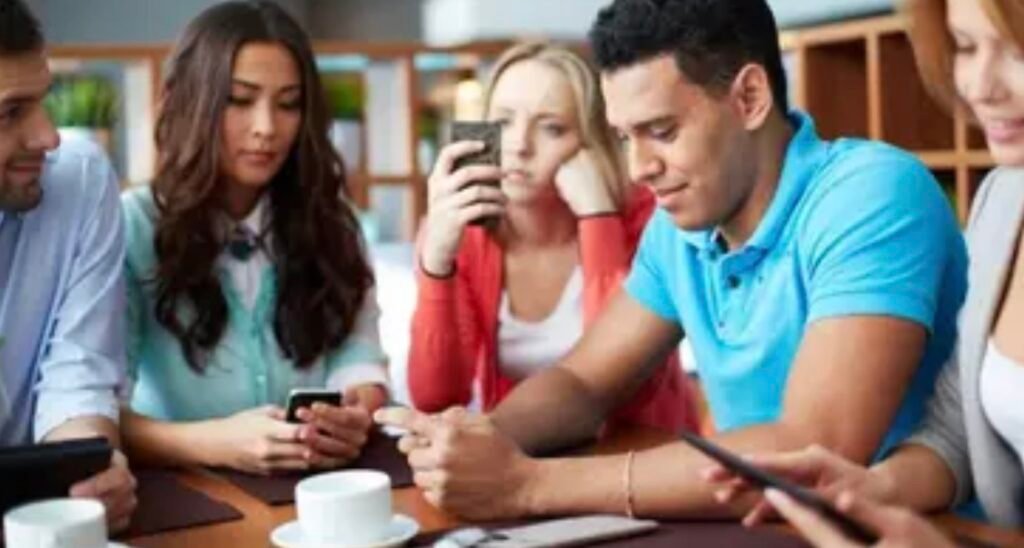 هل الهواتف المحمولة تسبب سرطان المخ؟.. الصحة العالمية تجيب
