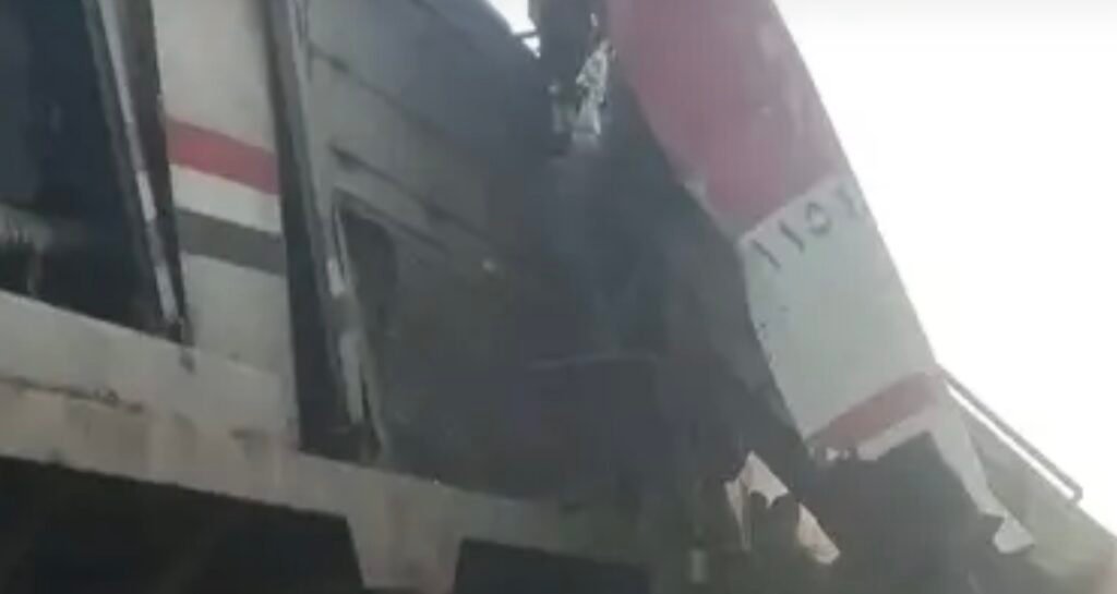 وزير النقل المصري خطأ بشري وراء تصادم القطارين