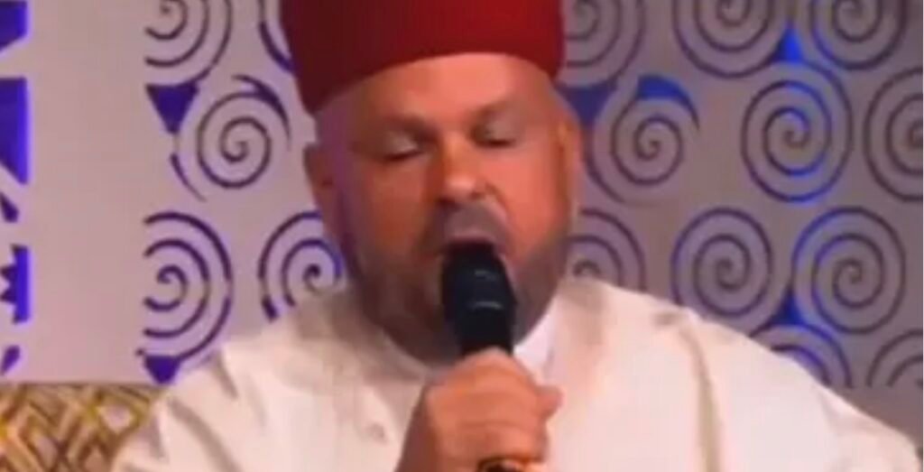 جدل في تونس.. منشد يتلو القرآن على إيقاع الموسيقى