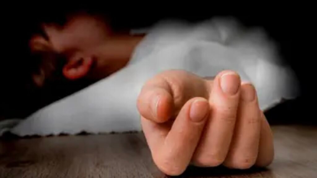 اشتكت لمدير المدرسة قبل ساعات.. أب يعذب طفلته حتى الموت