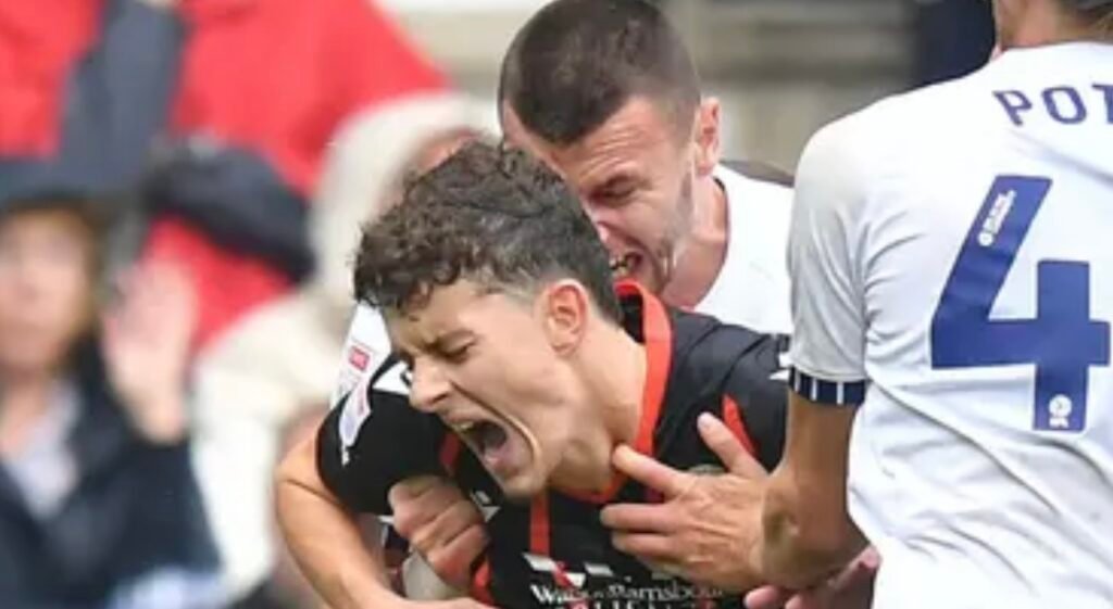 على طريقة سواريز.. لاعب “يعض” منافسه في إنجلترا