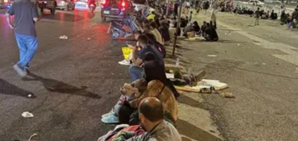 ليل عنيف ودمار لا يوصف.. لبنانيون فروا مشياً إلى الطرقات