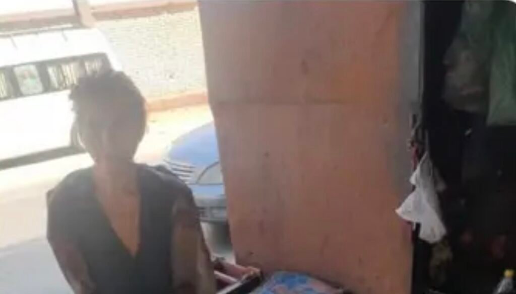 مشهد لا يصدق.. مصرية تذبح الكلاب والقطط وتأكلها