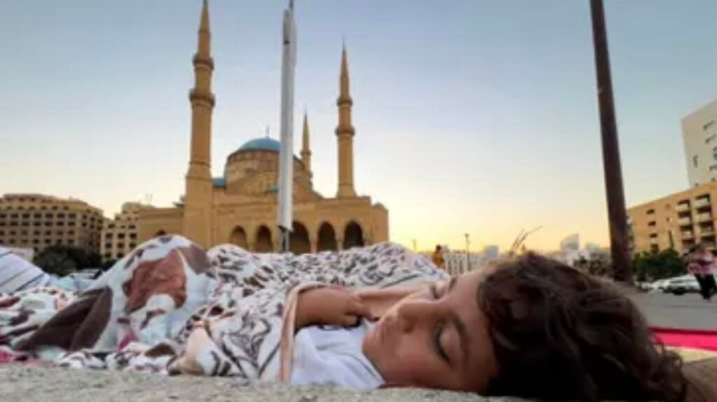 صور بألف معنى.. وطفلة المسجد تبكي اللبنانيين