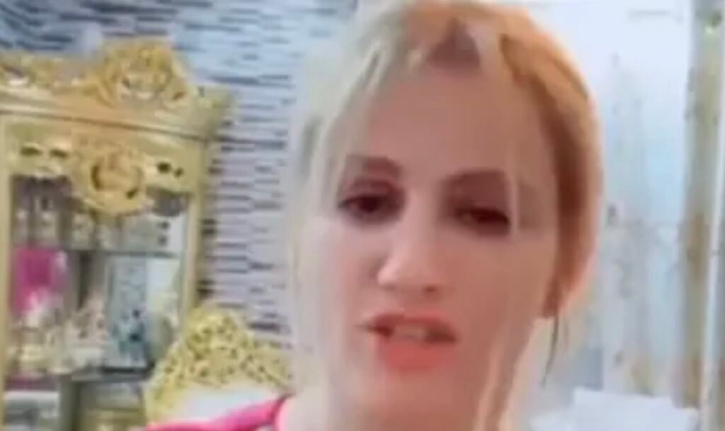 خطبت ابنتها بعمر الـ13.. مؤثرة جزائرية تثير الجدل