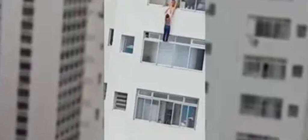 فيديو.. امرأة تتدلى من حافة مبنى شاهق في البرازيل