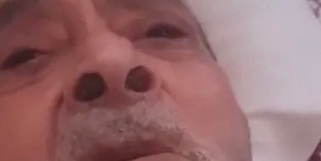 تركه أبناؤه بمنزل مهجور”.. مسن سبعيني يبكي الجزائريين
