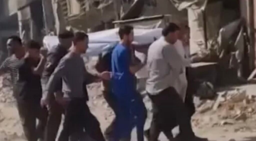 دموعه غمرت وجهه.. مدير مستشفى كمال عدوان يبحث عن قبر لنجله