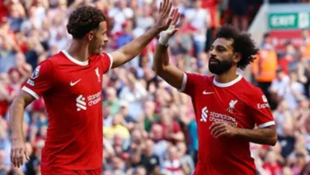 يمنعنا من استخدام الهواتف”.. لاعب ليفربول يكشف أسراراً صادمة عن صلاح