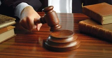 إجراءات تتخذها المحكمة ضد محامي المتهمين حال تخلفه عن الحضور.. تفاصيل…