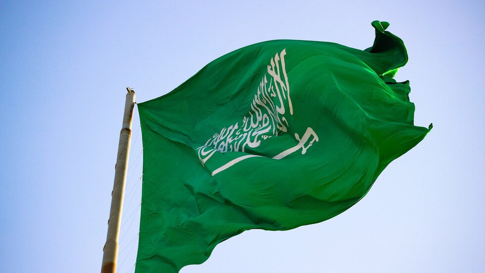 أمير سعودي يرد على فنان مصري طالب بعزل مكة والمدينة عن حكم المملكة..