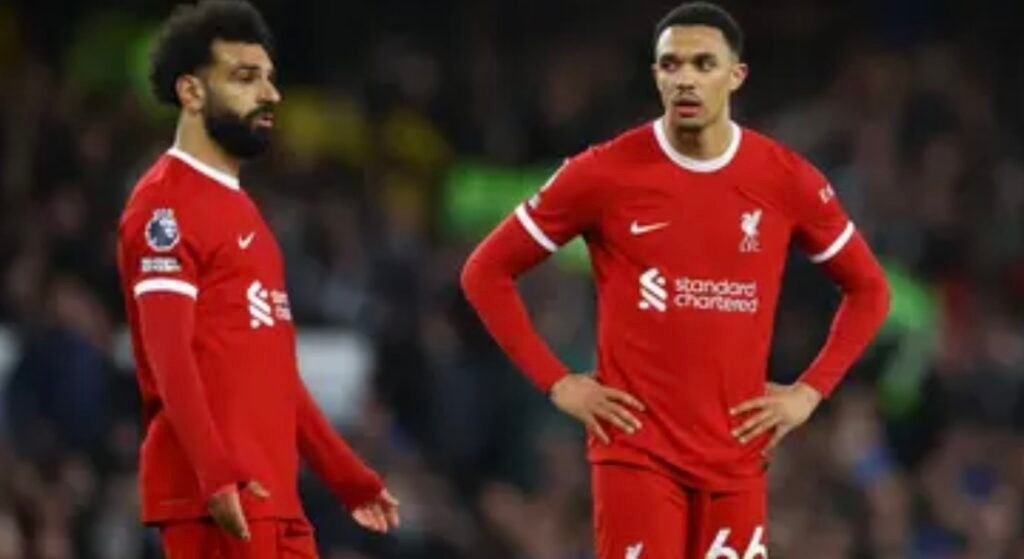 لاعبو ليفربول: صلاح “أهان” أرنولد.. ولم يحترم الفريق