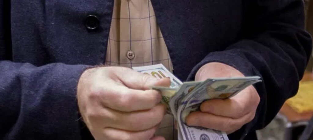 واشنطن تستأنف تحويل الدولار إلى العراق بعد أشهر من التعليق