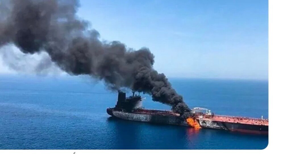 انفجار ناقلة نفط مخالفة بعد اصطدامها بلغم بحري في مضيق هرمز