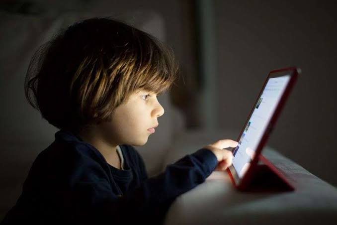 احمِ أطفالك دون حرمانهم من التكنولوجيا.. خبير يكشف قواعد الأمان في العالم الرقمي