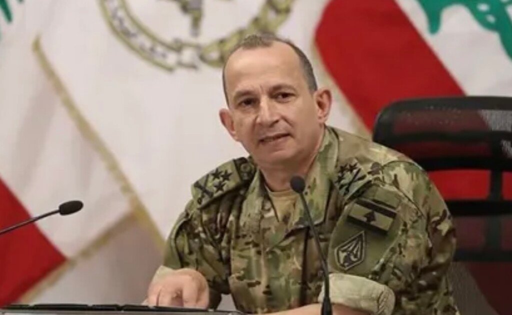 عقد رئيس الوزراء الإسرائيلي بنيامين نتنياهو، اليوم الاثنين، اجتماعًا لتقييم الوضع الأمني ​​في الضفة الغربية (المحتلة)، بمشاركة وزير الدفاع وكبار قادة الأمن والاستخبارات.   ووفقًا لبيان صادر عن مكتب نتنياهو، ناقش رئيس الوزراء الإسرائيلي التحديات الأمنية في الضفة الغربية، بحضور وزير الدفاع يسرائيل كاتس، ورئيس الأركان إيال زامير، ورئيس مجلس الأمن القومي شموئيل بن عزرا، ومسؤولون آخرون.  في السياق، نقلت صحيفة “هاآرتس” الإسرائيلية، عن مصدر، أن أغلب قادة الجيش يرفضون نقل الصلاحيات في ​الضفة الغربية​ (المحتلة) إلى الشرطة بالشكل الذي طلبه وزير الدفاع​.  وبحسب المصدر، يزعم قادة الجيش الإسرائيلي أن نقل صلاحياتهم إلى الشرطة في الضفة الغربية لا يمكن أن يتم من دون ضم الضفة رسميًا.  كان وزير الدفاع الإسرائيلي يسرائيل كاتس كلَّف الجيش بإعداد خطة لنقل صلاحيات حفظ النظام المتعلقة بالمستوطنين في الضفة الغربية إلى الشرطة، في خطوة تأتي بعد خلاف بين الجيش ومستوطنين حاولت القوات إبعادهم عن منازل فلسطينية في قرية قُصرة قرب نابلس.  وزعم “كاتس” أن دور الجيش الإسرائيلي يجب أن يتركز على مواجهة التجاوزات والدفاع عن الحدود والسكان، بينما تتولى الشرطة تطبيق القوانين المدنية وحفظ النظام العام في ما يتعلق بالمستوطنين.