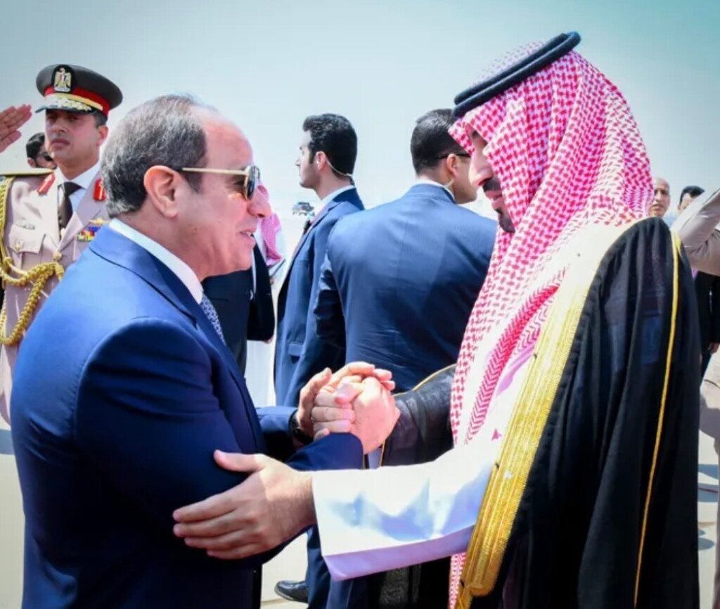 الرئيس المصري يودّع ولى العهد السعودى بمطار القاهرة الدولى