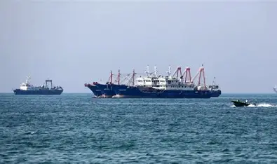 مسؤول أمريكي: 60 سفينة عبرت هرمز أمس محملة بـ22 مليون برميل نفط