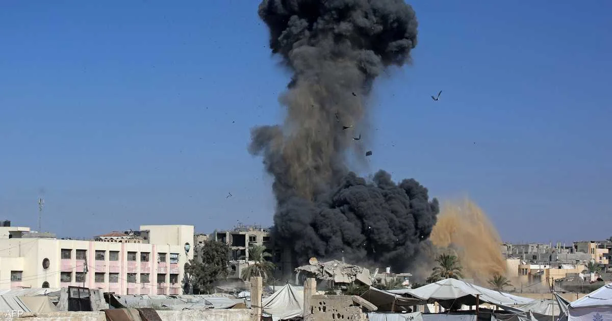 إسرائيل تقتل 3 فلسطينيين في غارة على خان يونس وتسيطر على 70 بالمئة من غزة