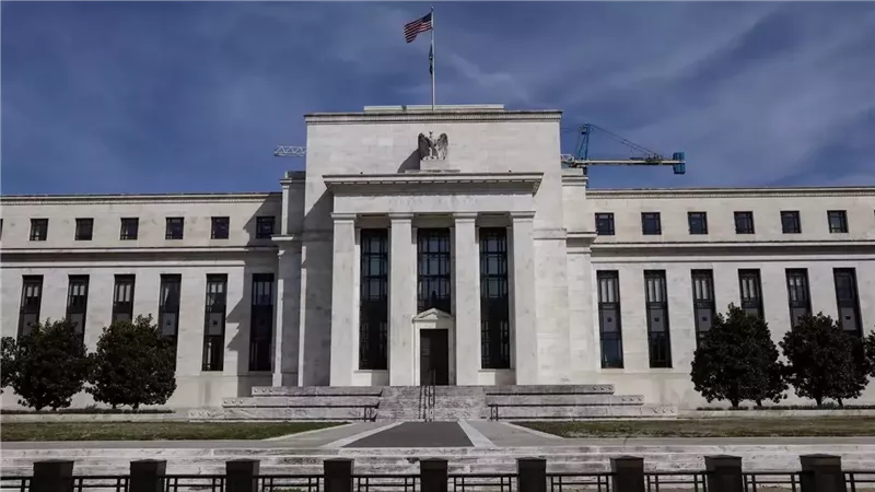 الاحتياطي الفيدرالي الأمريكي يثبت الفائدة عند 3.75% و4.00% بعد رفعها في سبتمبر