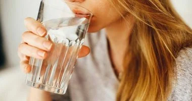 قلة شرب الماء في الشتاء تهدد صحة الكلى.. 5 نصائح للوقاية من حصوات الكلى