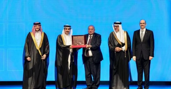 تكريم السفير عمرو رمضان في منتدى إقليمي لمكافحة الاتجار بالبشر بالبحرين