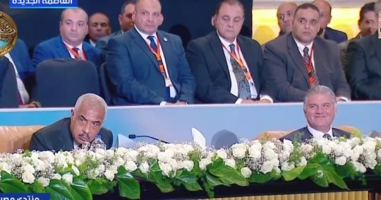 السيسي ممازحًا رجل الأعمال حسن علام: «أنت هتقعد تتفرج علينا؟» خلال منتدى مصر 2026