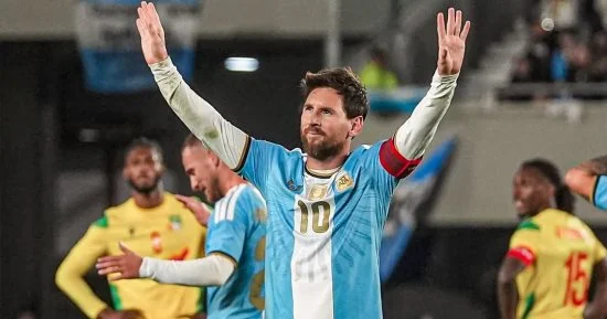 منتخب بنين يهدي ميسي تمثال «الأمازون» ورسالة مؤثرة تكريمًا لمسيرته مع الأرجنتين