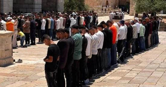 عشرات الآلاف يؤدون صلاة الجمعة في المسجد الأقصى