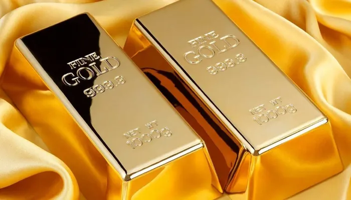 الذهب ينخفض ​​مع ارتفاع الدولار وعوائد السندات