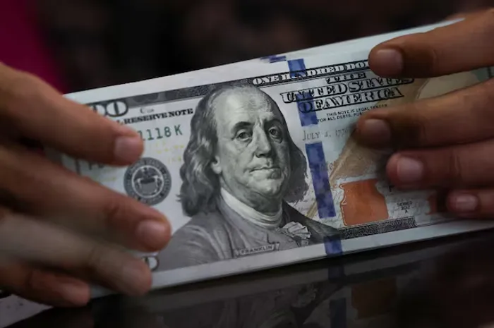 الدولار يتراجع مع تحول التركيز إلى مؤشر أسعار المستهلكين الأمريكي