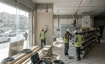 محل تجاري يضع بضائعه على الرصيف.. ما الضوابط القانونية لإشغال الطريق؟