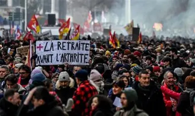 احتجاجات فرنسا اليوم تتصاعد.. آلاف المتظاهرين يضغطون على الحكومة بسبب المعيشة والتعليم