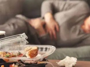 إصابة بسبب منتج غذائي من مطعم.. كيف تثبت حقك في تقديم شكوى؟