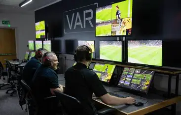 تقنية حكم الفيديو المساعد VAR.. كيف تغير قرارات التحكيم في كرة القدم؟