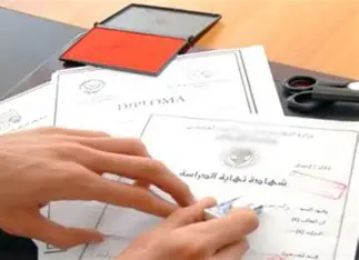 تقديم شهادة دراسية مزورة للحصول على وظيفة.. ما المخاطر القانونية؟