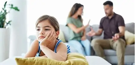 سفر الطفل إلى الخارج بعد انفصال الوالدين.. ما الضوابط القانونية؟