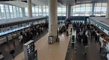 مطار الملك خالد بالرياض يستأنف رحلات محدودة بعد توقف مرتبط بهجمات سابقة
