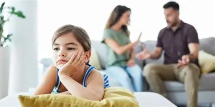نقل طفل إلى مدرسة أخرى بعد انفصال الوالدين.. كيف يُحسم الخلاف؟